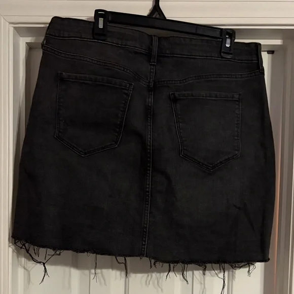 Old Navy Black Mini Denim Skirt - Like New Condition, Size 16 - Picture 5 of 5